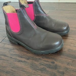 EUC Womens Blundstones Round Toe Chocolate Brown w/Hot Pink Accent & Stitching